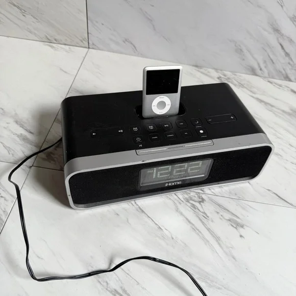 Apple iPod Nano 3rd Gen 4GB A1236 + iHome iA91 Dual Alarm Clock Radio MP3 Player - Picture 7 of 10